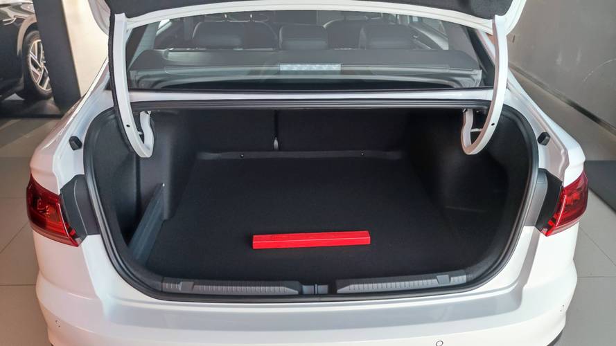 大众新款宝来／大众新款宝来后备箱怎么在车里开